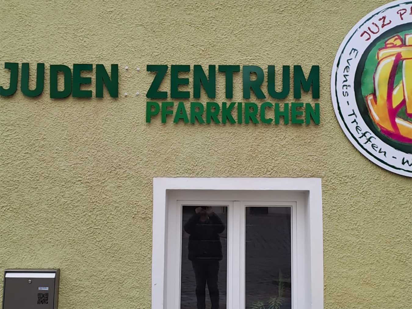 »Jugendzentrum« am JUZ Pfarrkirchen mit veränderten Schriftzug »Juden Zentrum«