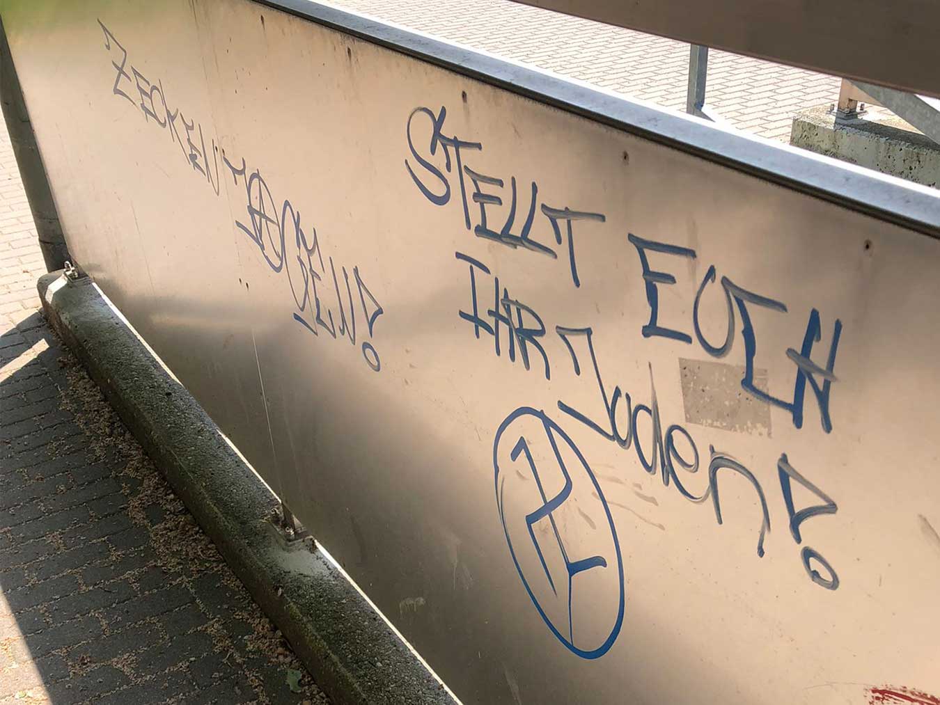 Schriftzüge »Stellt euch ihr Juden«, »Zecken jagen« und ein Hakenkreuz an einer Unterführung unter der Mainburger Straße